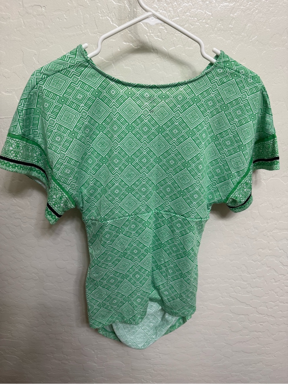 New York & Company Green Geometric Ruched V-Neck Top Size XS - Picture 4 of 5
